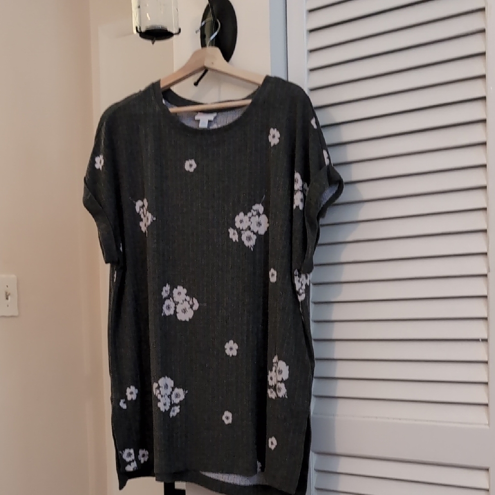 LuLaRoe Gray and White Floral Short Sleeve Top